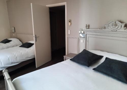1 double bed, 2 twin beds