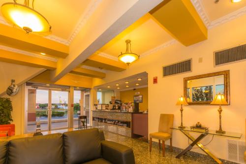 gedeelde lounge/tv-ruimte, Howard Johnson by Wyndham Oklahoma City in Suburbs