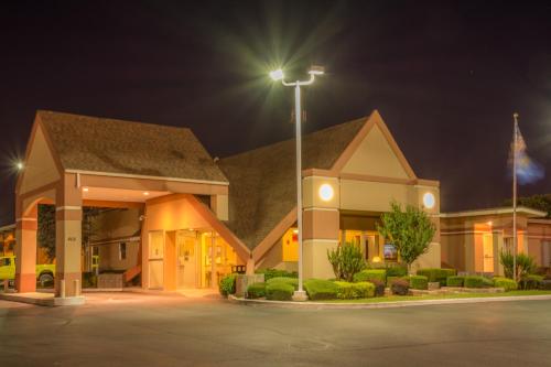 Howard Johnson by Wyndham Oklahoma City OKC Airport Fairgrounds I40 - image 2