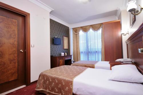 Grand Eyuboglu Hotel Ideally located in the Umraniye area, Grand Eyuboglu Hotel promises a relaxing and wonderful visit. The property offers a high standard of service and amenities to suit the individual needs of all tra