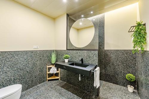 One-Bedroom Apartment image 4