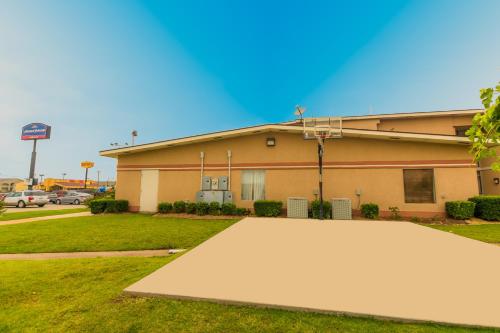 Howard Johnson by Wyndham Oklahoma City OKC Airport Fairgrounds I40 - image 10