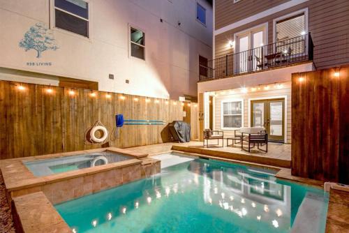 Luxury Houston Pool and spa Sleeps 10 in Houston, USA