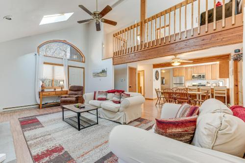 Pocono Lake Home with Screened Porch Less Than 1 Mi to Beach in Pocono Lake, Vereinigte Staaten von Amerika
