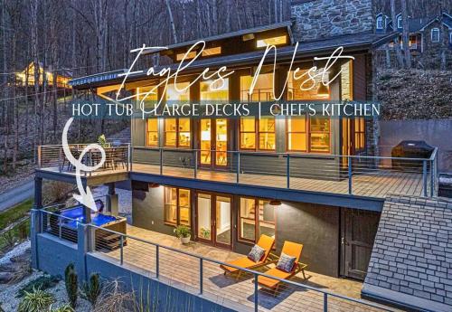 Mountain Bliss: 4BR ,Hot Tub, Views, Games! in Waynesville, USA