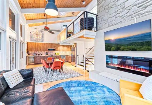 Mountain Bliss: 4BR ,Hot Tub, Views, Games! in Waynesville, USA