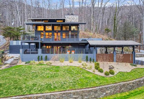 Mountain Bliss: 4BR ,Hot Tub, Views, Games!