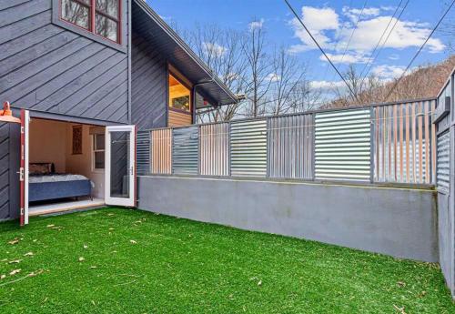 Mountain Bliss: 4BR ,Hot Tub, Views, Games!