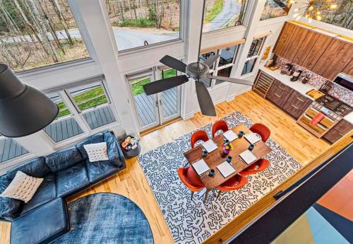 Mountain Bliss: 4BR ,Hot Tub, Views, Games! in Waynesville, USA