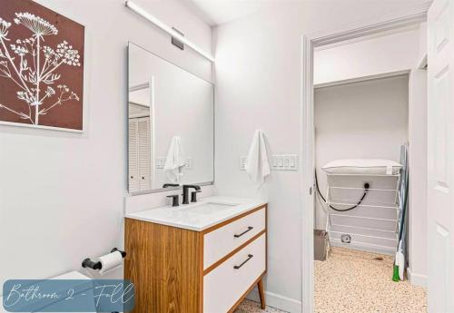 Mountain Bliss: 4BR ,Hot Tub, Views, Games!