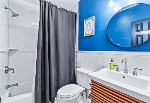 Mountain Bliss: 4BR ,Hot Tub, Views, Games!