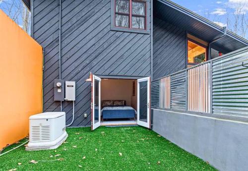 Mountain Bliss: 4BR ,Hot Tub, Views, Games!