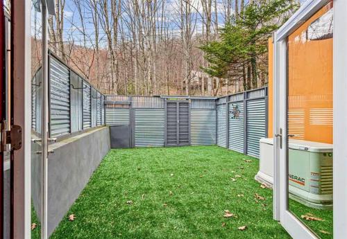 Mountain Bliss: 4BR ,Hot Tub, Views, Games!