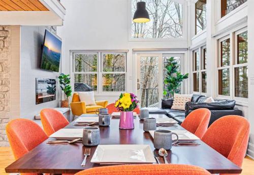 Mountain Bliss: 4BR ,Hot Tub, Views, Games!