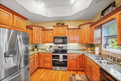 Luxury Douglas Lake Chalet - Great Location! in Dandridge, USA
