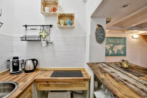 Charming Studio with Bistro Kitchen 5