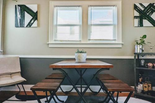 Modern Quiet 1BR Desk and Fenced Yard by DT Moline in Moline, USA