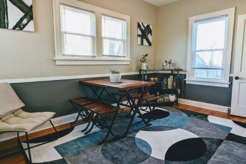 Modern Quiet 1BR Desk and Fenced Yard by DT Moline in Moline, USA