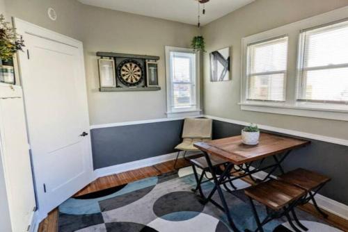 Modern Quiet 1BR Desk and Fenced Yard by DT Moline in Moline, USA