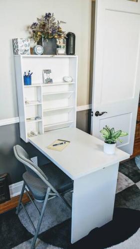 Modern Quiet 1BR Desk and Fenced Yard by DT Moline in Moline, USA