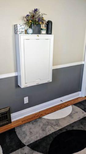 Modern Quiet 1BR Desk and Fenced Yard by DT Moline in Moline, USA