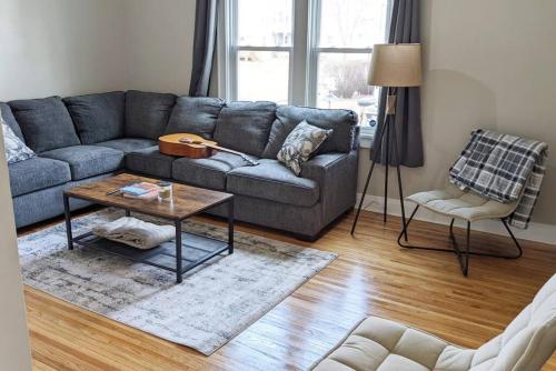Modern Quiet 1BR Desk and Fenced Yard by DT Moline in Moline, USA