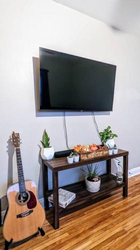 Modern Quiet 1BR Desk and Fenced Yard by DT Moline in Moline, USA