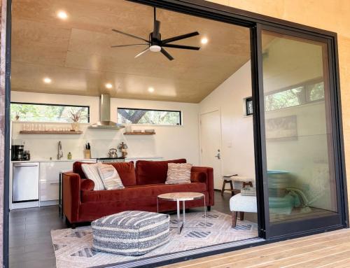 Luxe Modern Treehouse w Heated Pool, Firepit in Dripping Springs, USA