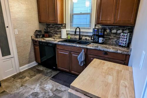 Modern Quiet 1BR Desk and Fenced Yard by DT Moline