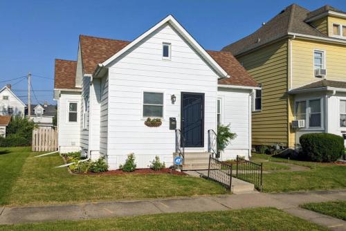 Modern Quiet 1BR Desk and Fenced Yard by DT Moline