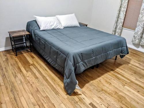 Moline 1 BR Near TaxSlayer and Downtown in Moline, USA