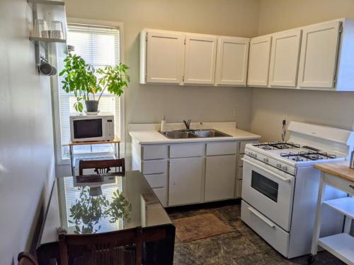 Moline 1 BR Near TaxSlayer and Downtown in Moline, USA