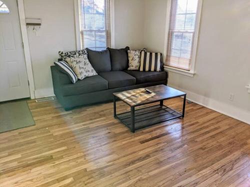 Moline 1 BR Near TaxSlayer and Downtown in Moline, USA