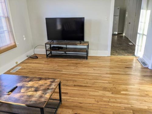 Moline 1 BR Near TaxSlayer and Downtown in Moline, USA