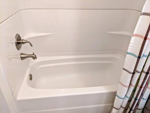 Moline 1 BR Near TaxSlayer and Downtown in Moline, USA