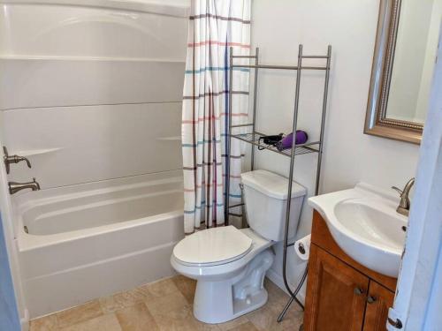 Moline 1 BR Near TaxSlayer and Downtown in Moline, USA