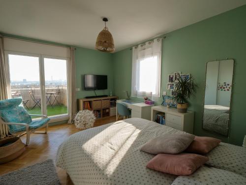 Chambre avec terrasse dans un duplex familial avec vue imprenable sur Paris - Pension de famille - Issy-les-Moulineaux