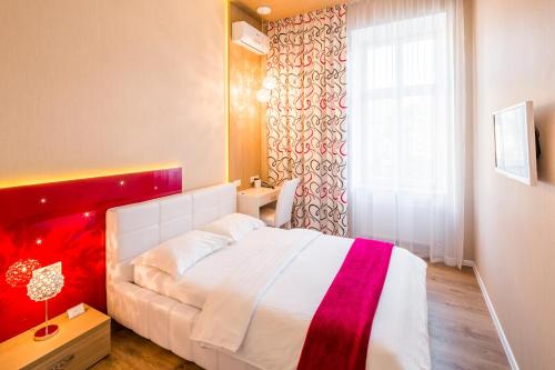 One-Bedroom Apartment with Balcony - Rynok Square 11 image 8