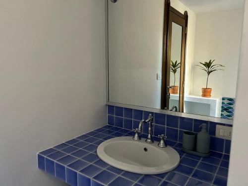 Superior King Room with External Private Bathroom image 3