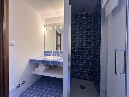 Superior King Room with External Private Bathroom image 1