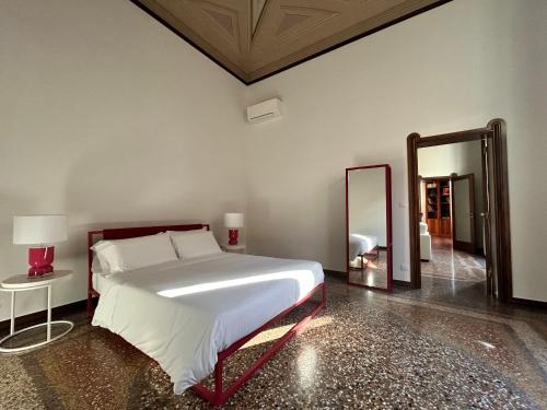 Superior King Room with External Private Bathroom room in Frame Bologna