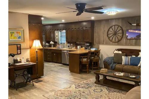 StockYards! Walk 3 Blocks-Ranch House sleeps 8 in Fort Worth, USA