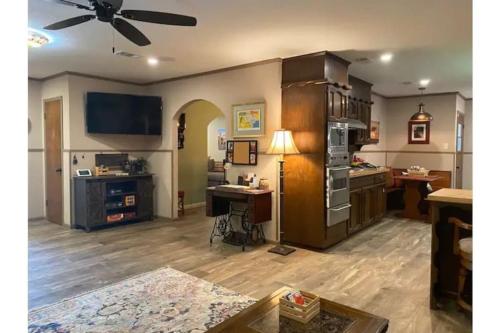 StockYards! Walk 3 Blocks-Ranch House sleeps 8 in Fort Worth, USA
