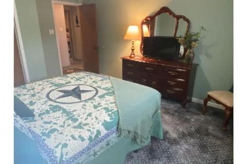 StockYards! Walk 3 Blocks-Ranch House sleeps 8 in Fort Worth, USA