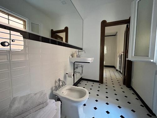 Superior Double Room with External Private Bathroom image 3