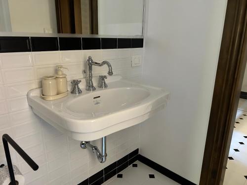 Superior Double Room with External Private Bathroom image 2