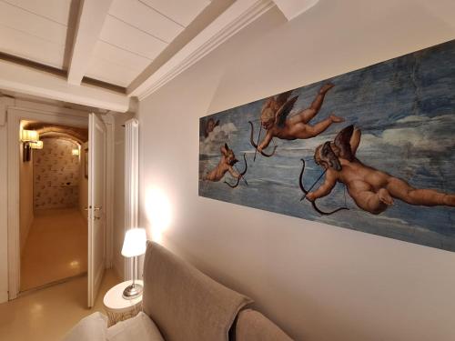 Cozy & Charming Florentine Hideaway - image 5