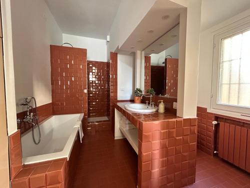 Deluxe Queen Suite with Ensuite Bathroom image 5