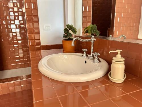 Deluxe Queen Suite with Ensuite Bathroom image 2