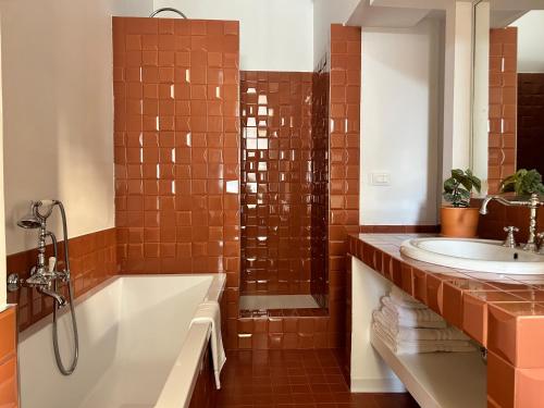 Deluxe Queen Suite with Ensuite Bathroom image 4